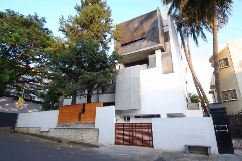 cour intérieure moderne avec des arbres