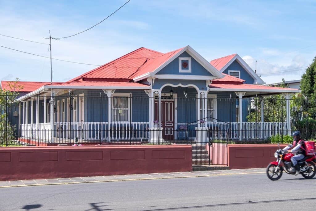 maison de style colonial au Costa Rica