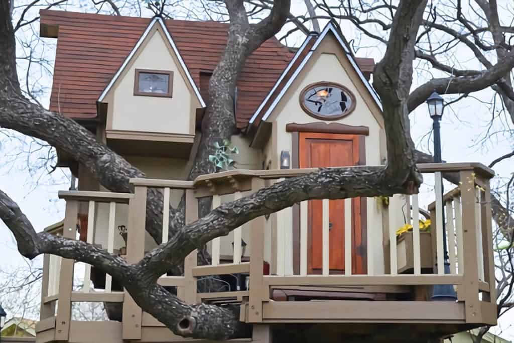 belle cabane enfant dans un arbre