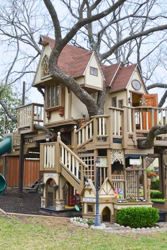 cabane pour enfant dans un arbre