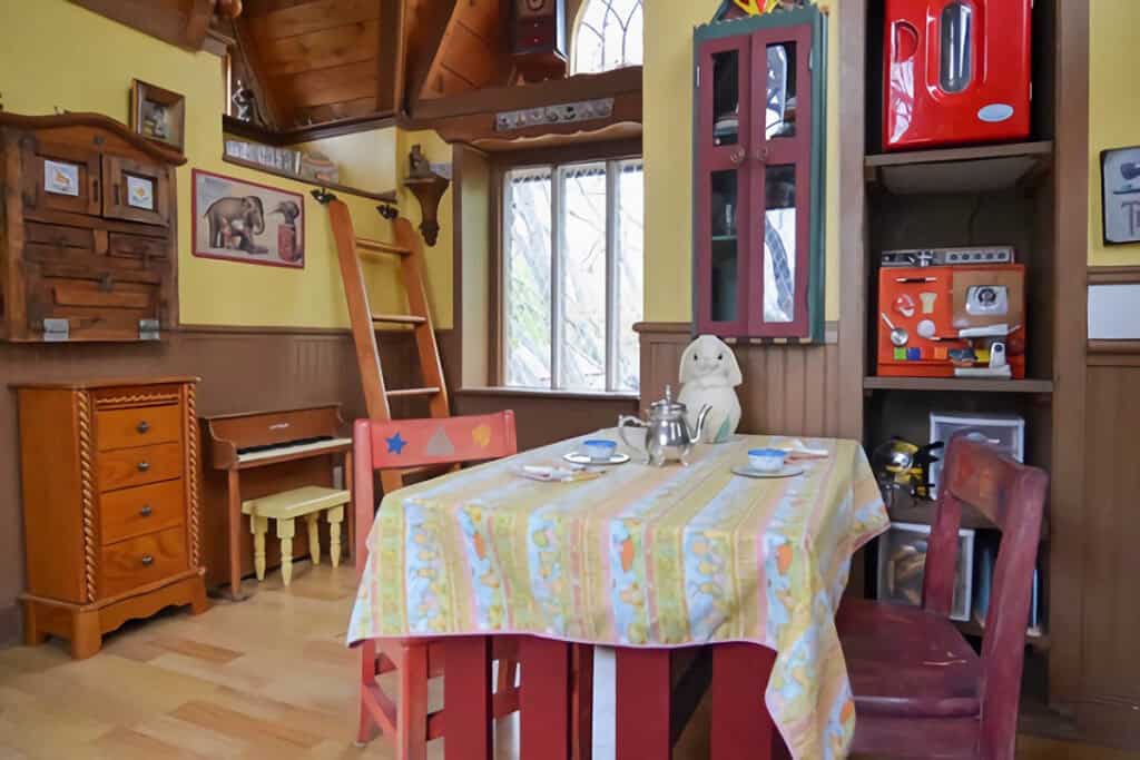 intérieur de la cabane pour enfant