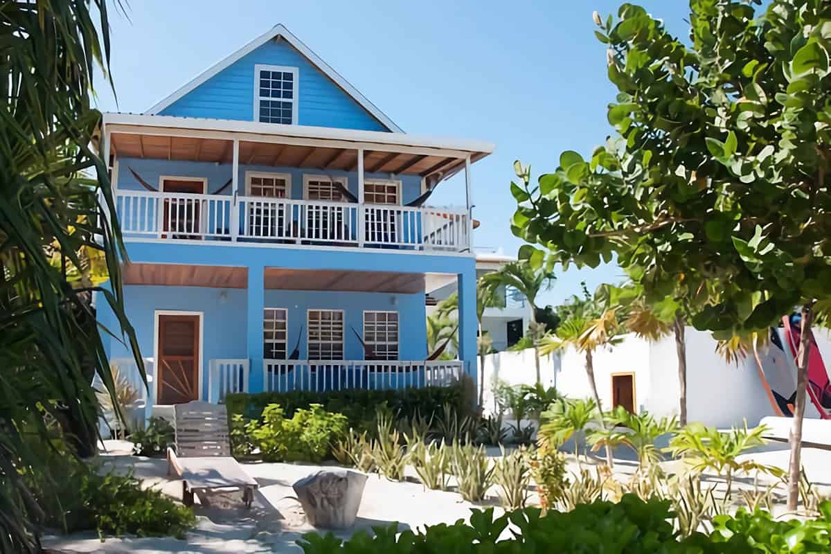 maison en bois bleu moderne au Belize