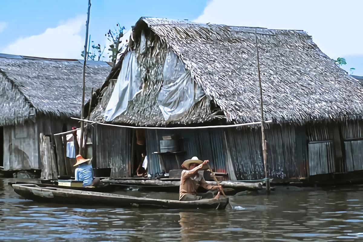 maison au bord du fleuve amazone