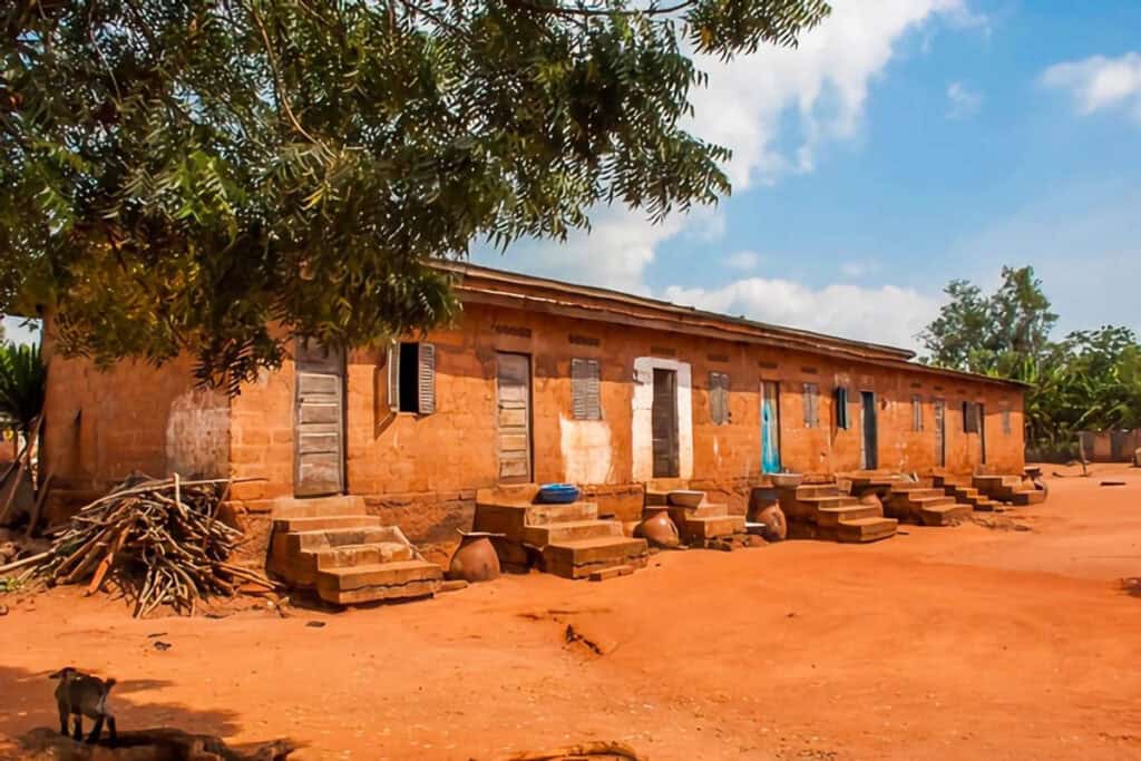 maison en briques de terre au Togo