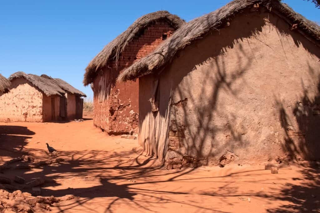 maisons malgaches en terre traditionnelles