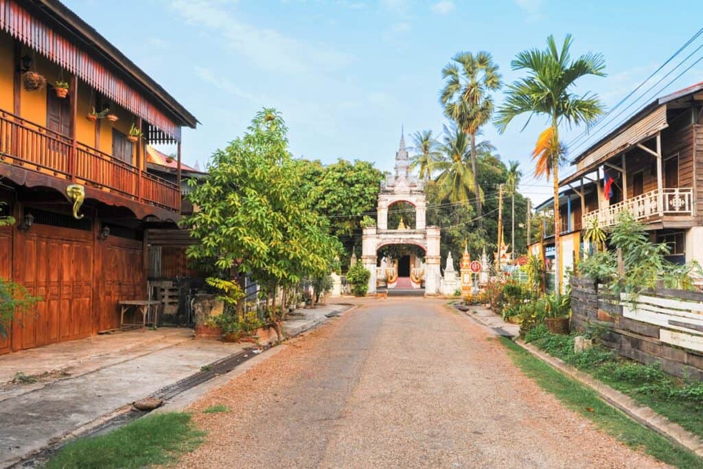 maisons coloniales dans une rue de Savannakhet