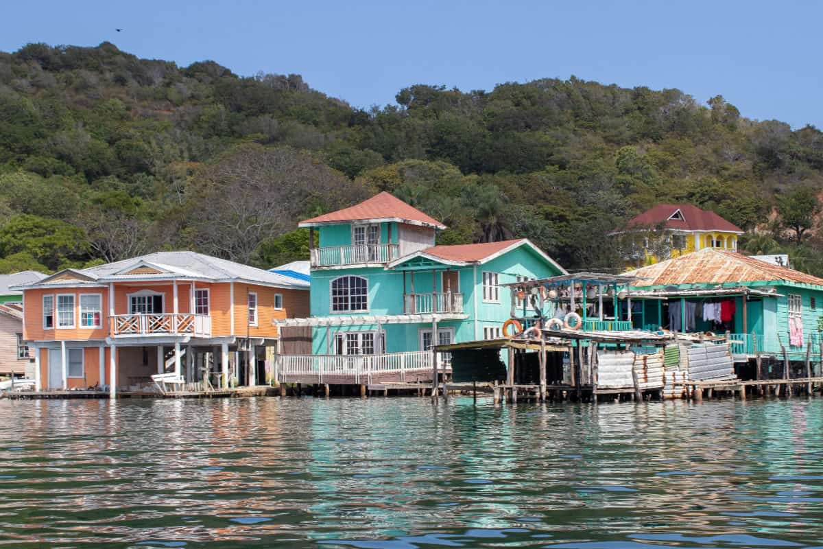 maisons sur pilotis sur l'île de Roatan