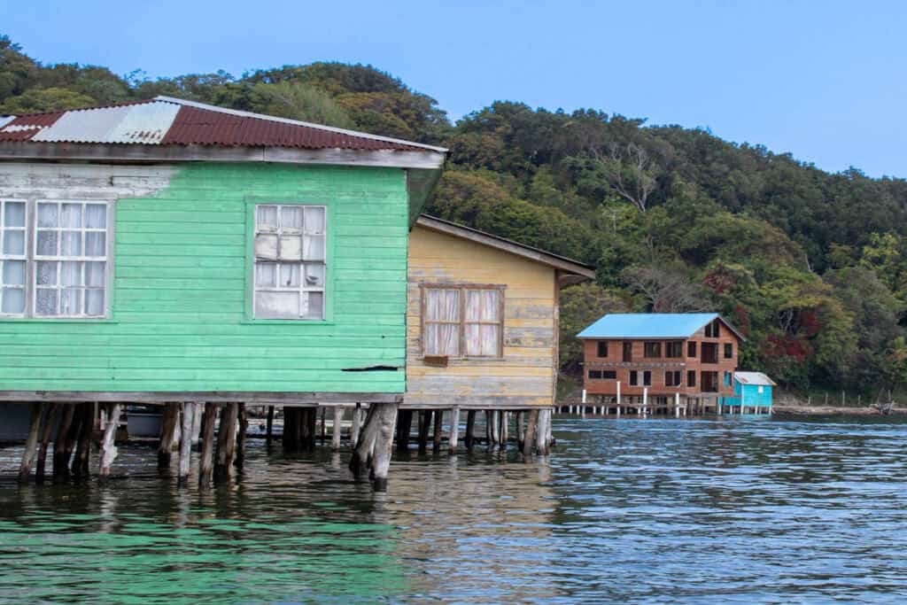 maisons sur pilotis à  Roatan