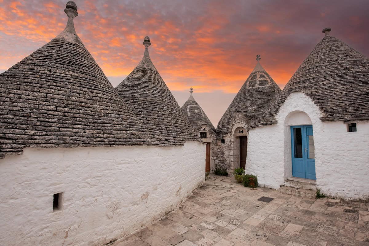 trulli à Alberobello et coucher de soleil