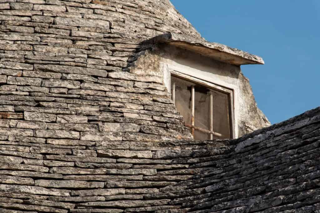 gros plan sur un toit de trullo