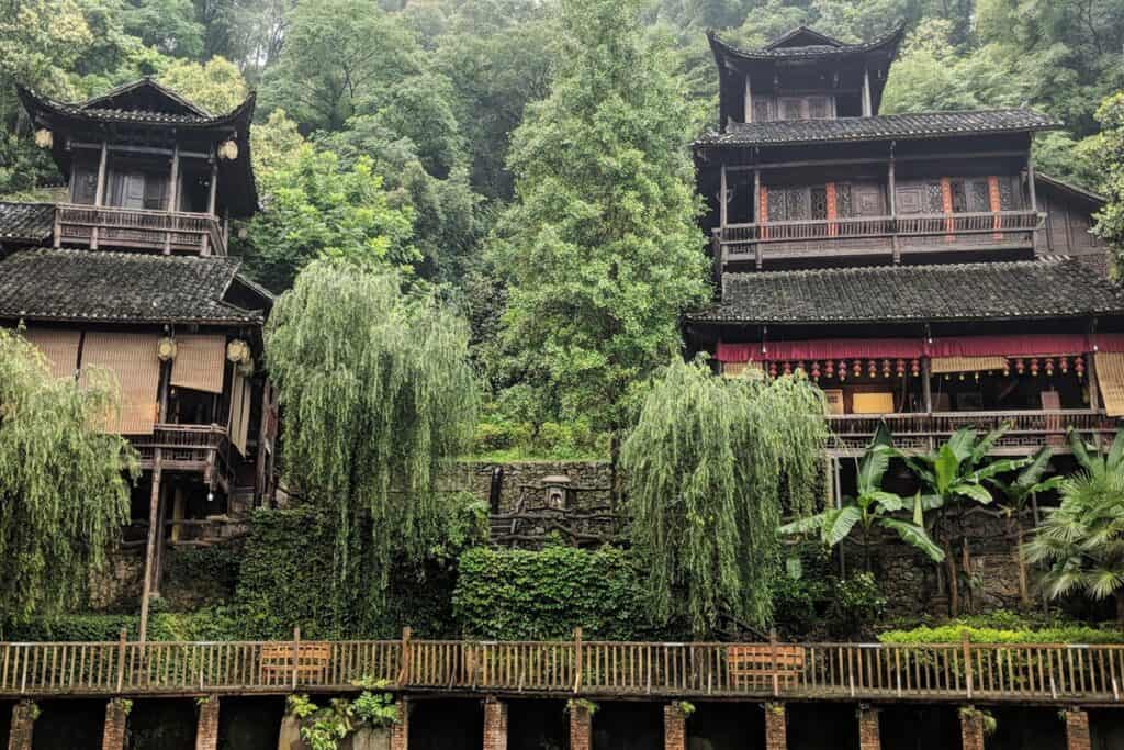 Tujia maisons en bois sur pilotis