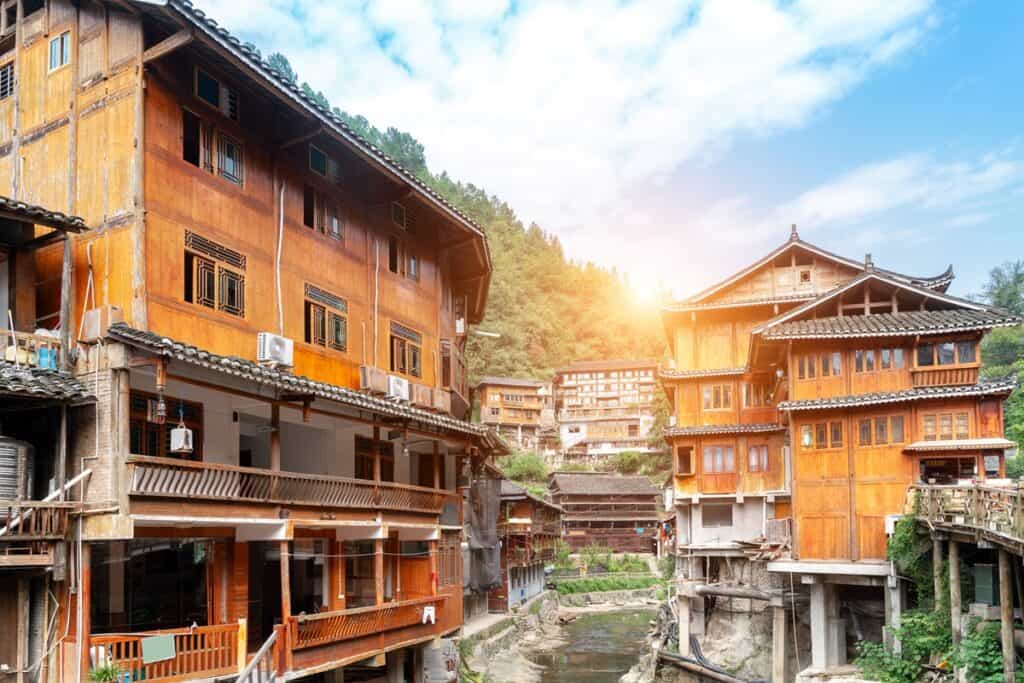 maisons sur pilotis à Xijiang Miao