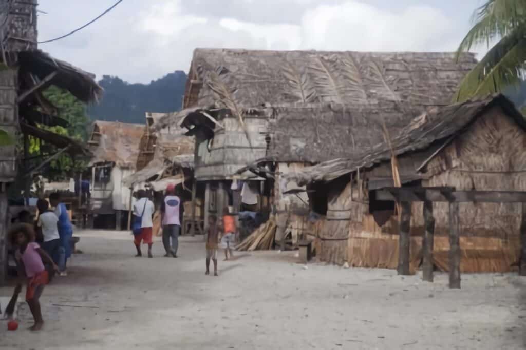 village traditionnel aux îles Salomon