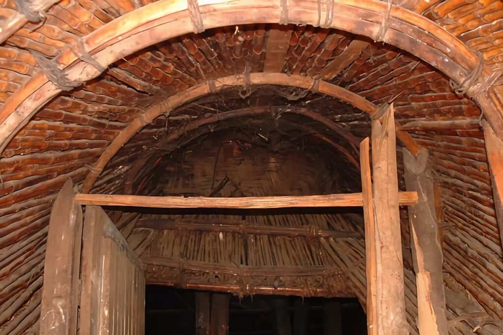 intérieur hutte haya