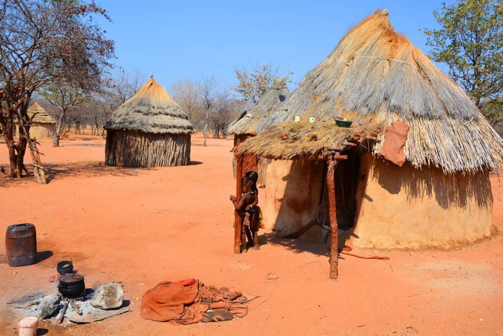 huttes himba en Namibie