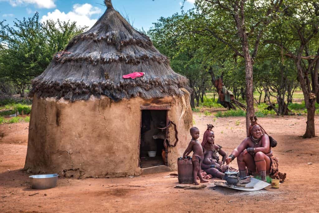 hutte et personnes himba