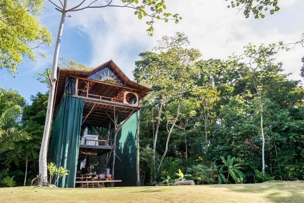 maison en bois ouverte sur trois niveaux