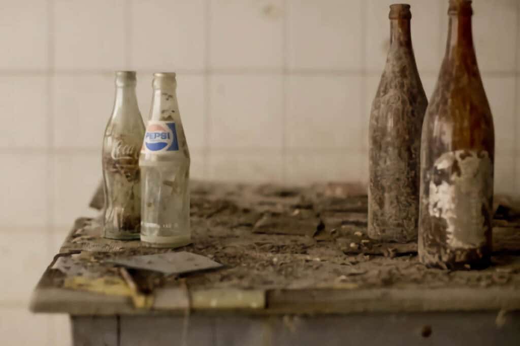 vieilles bouteilles abandonnées dans un restaurant