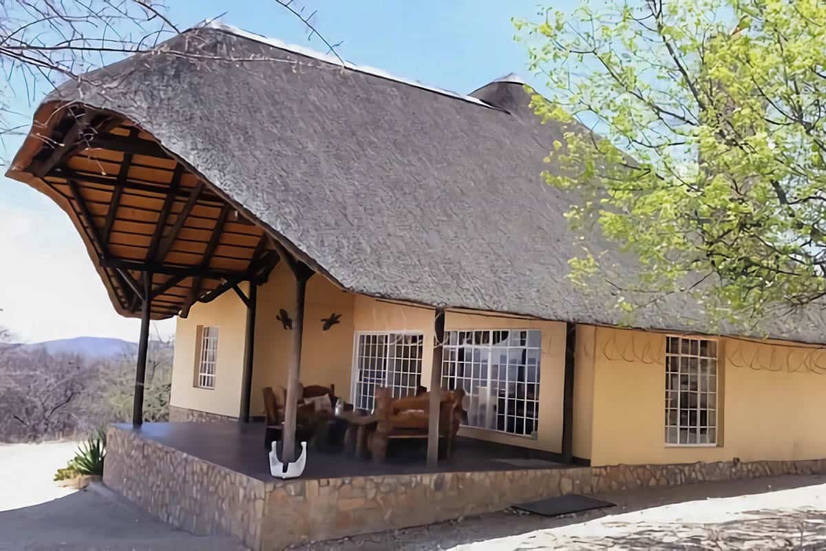 maison moderne au toit de chaume en Namibie