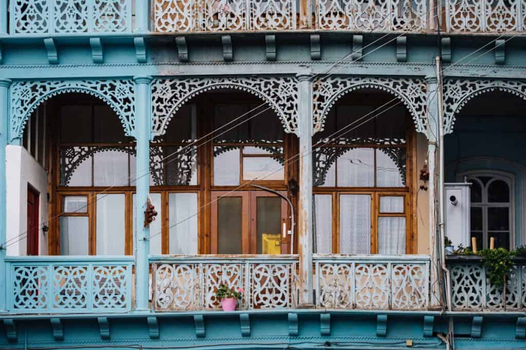 balcons traditionnels de Tbilissi