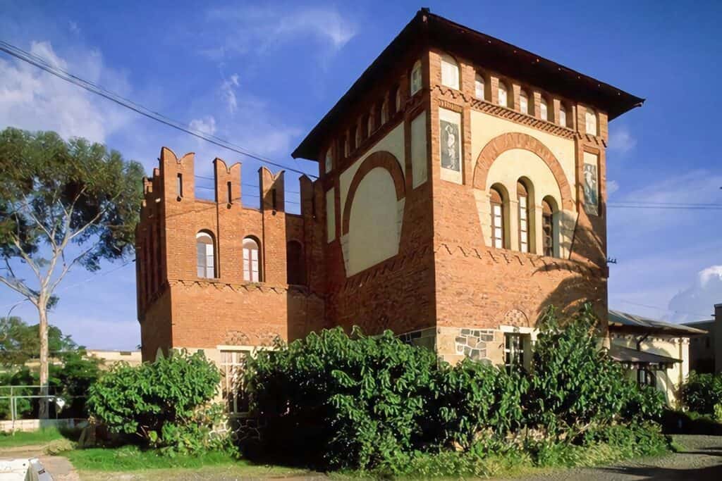 ancien bâtiment colonial à Asmara