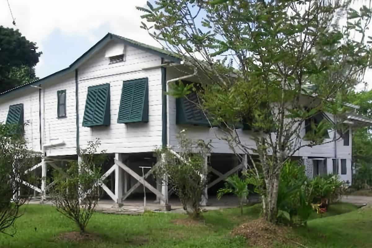 maison coloniale en bois sur pilotis au Guyana