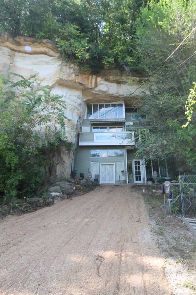 entrée maison troglodyte moderne