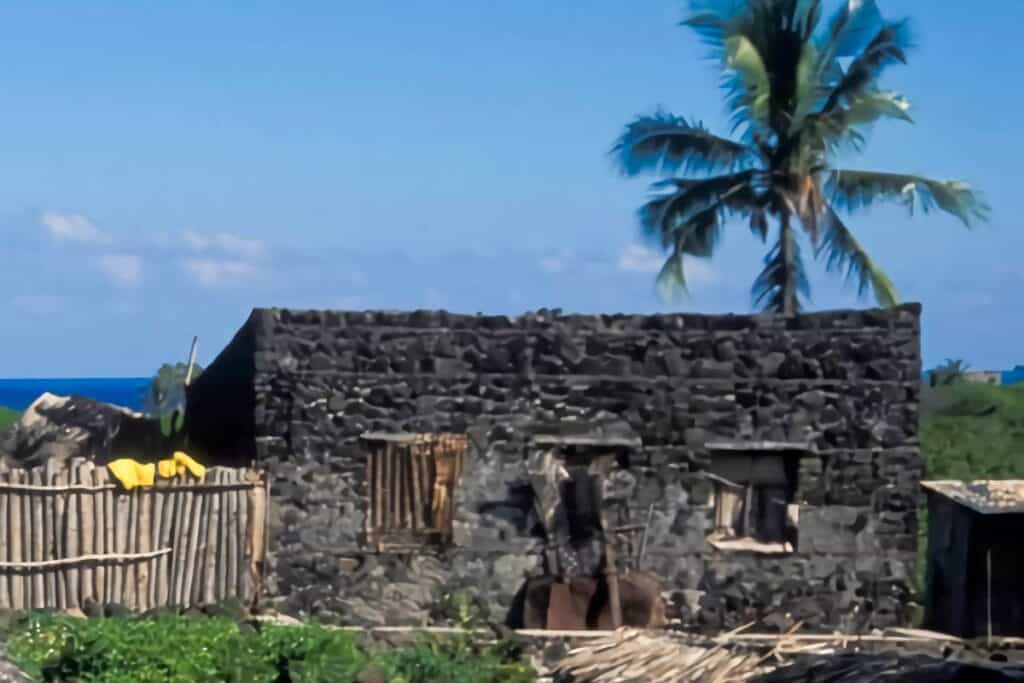 maison en pierres volcaniques aux Comores