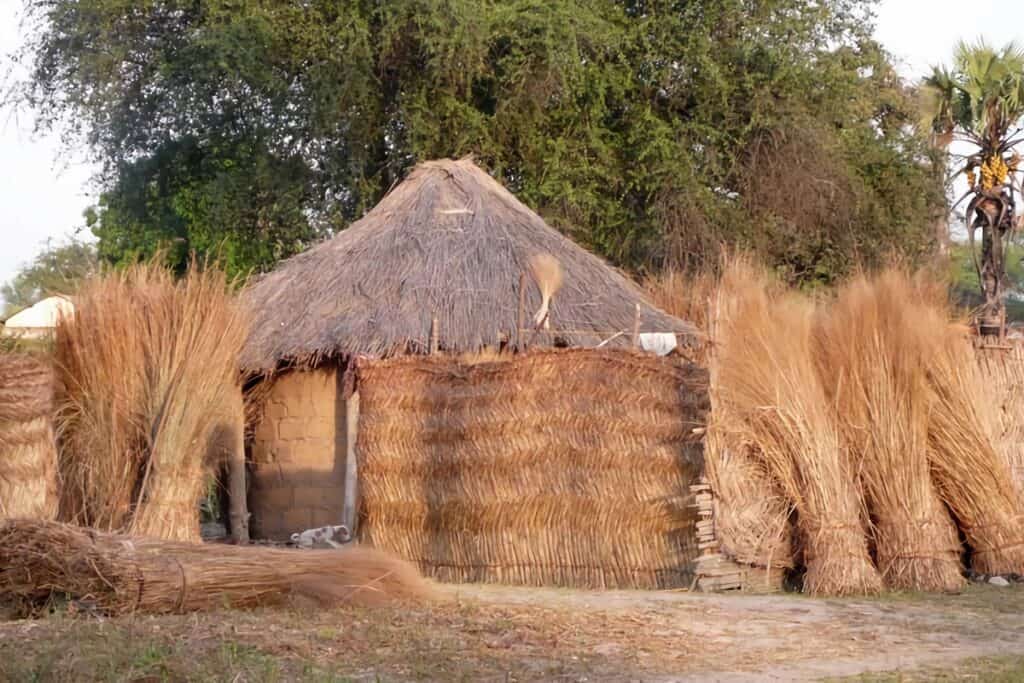 maison ronde en brique de boue et toit de chaume