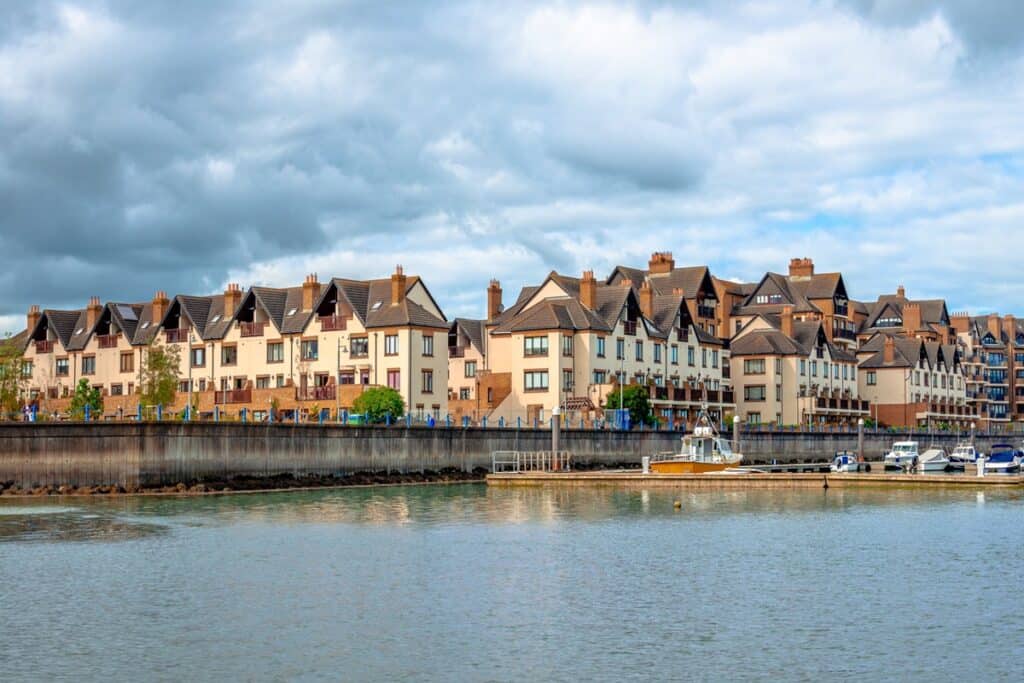 maisons en bord de mer à Malahide en Irlande