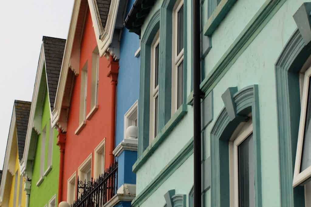 maisons en bord de mer à Whitehead en Irlande