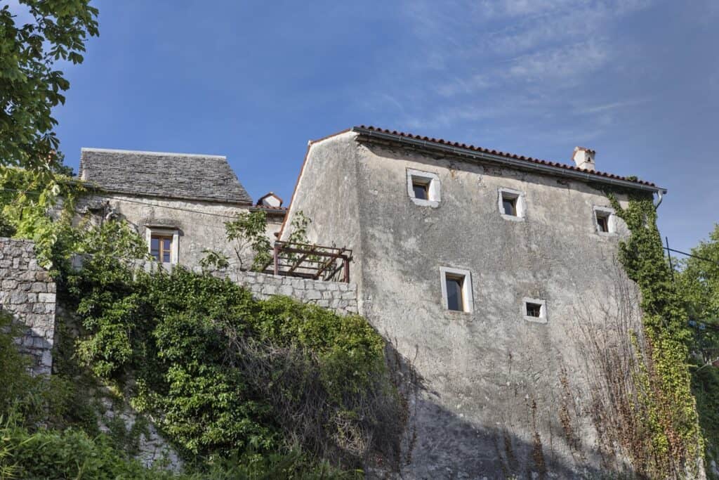 maison en pierre à Stanjel en Slovénie