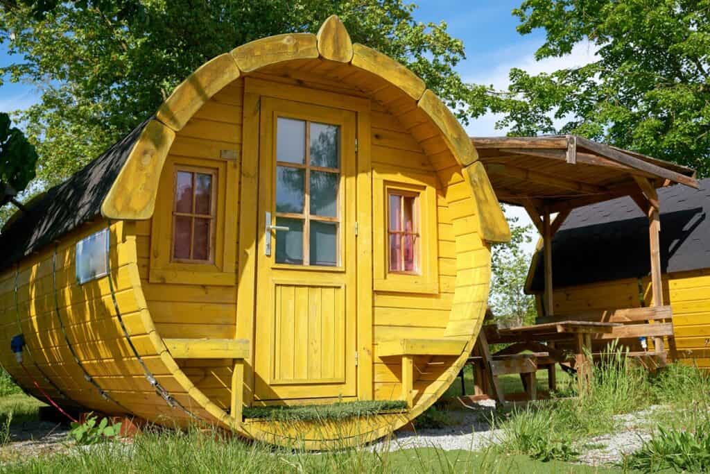 petite maison en forme de tonneau