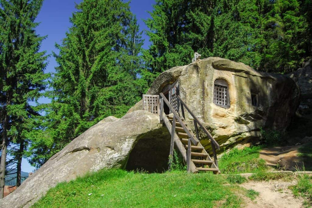 sanctuaire et maison taillé dans la roche