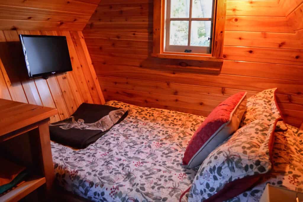 intérieur de la cabane lit