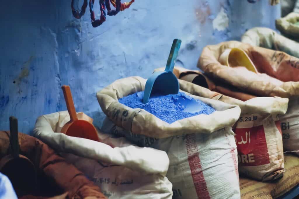 sacs de pigments bleus à Chefchaouen