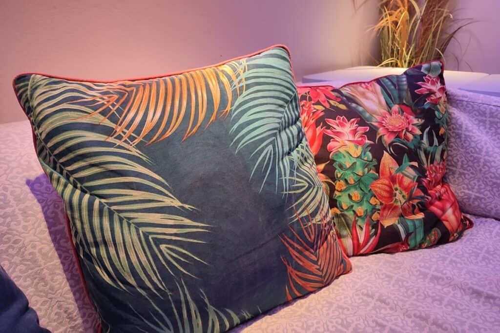 coussins aux motifs tropicaux