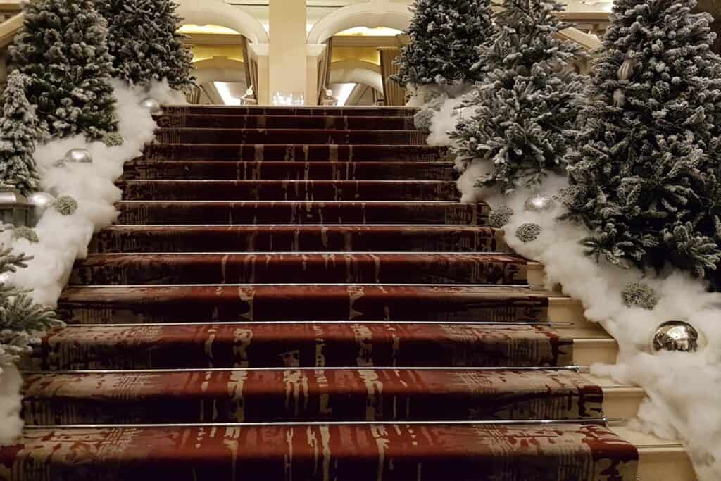 décoration escalier avec neige artificielle et mini-sapins