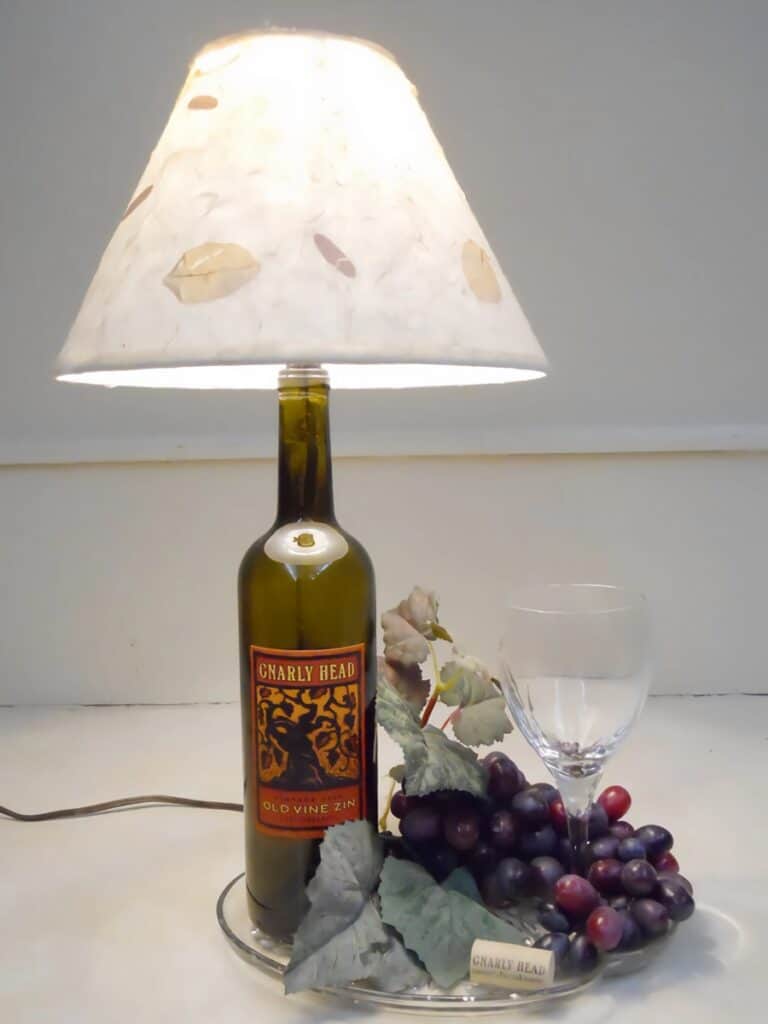 lampe sur pied en bouteille de vin