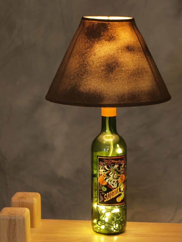 lampe sur pied en bouteille de vin