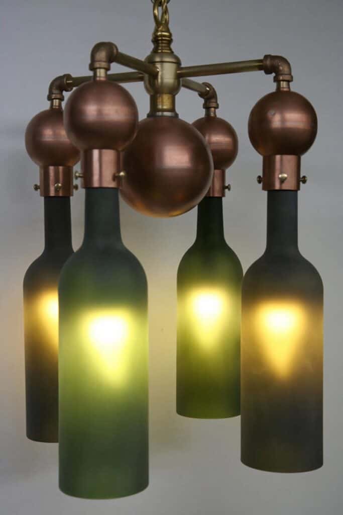 lustre fabriqué avec des bouteilles de vin