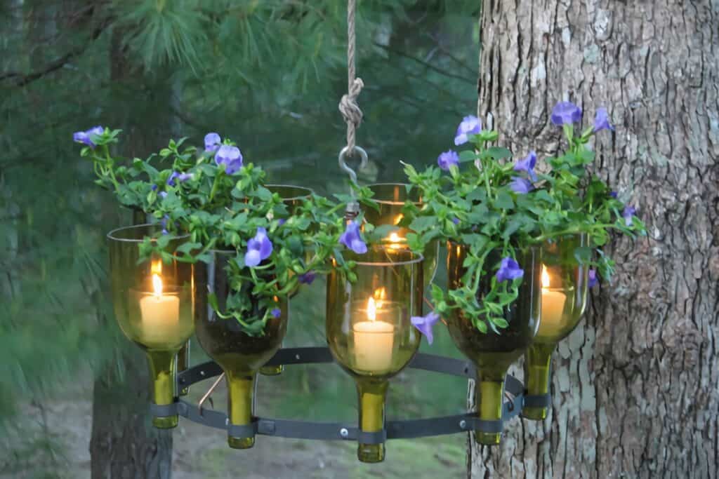 lustre fabriqué avec des bouteilles de vin