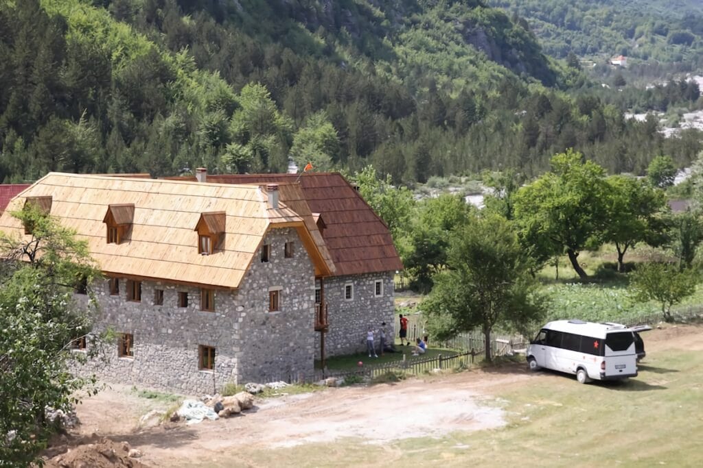 maison en pierre dans les montagnes alabanaises