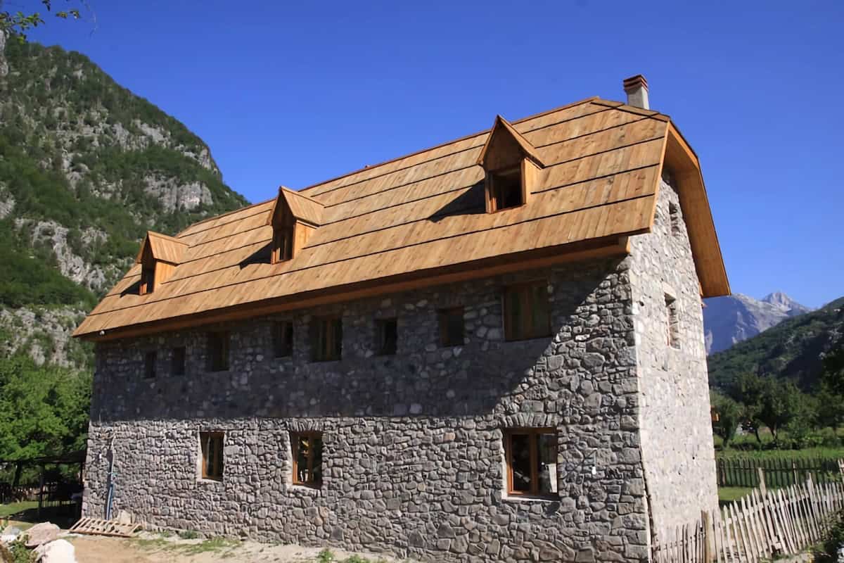 maison en pierre des montagnes albanaises