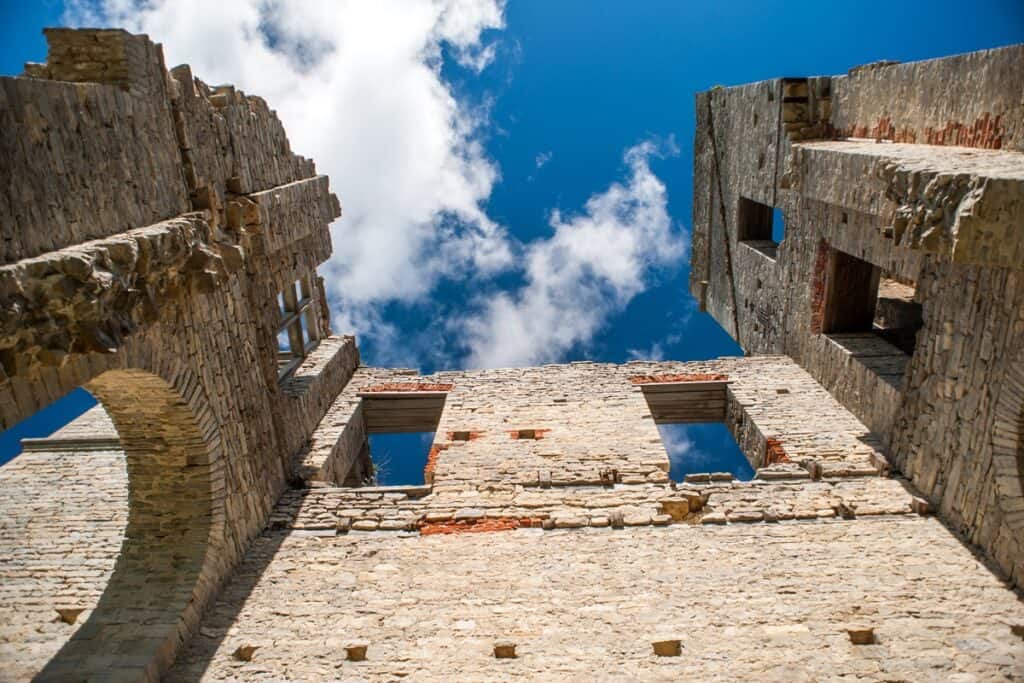 façade en ruine du manoir d'Ungru