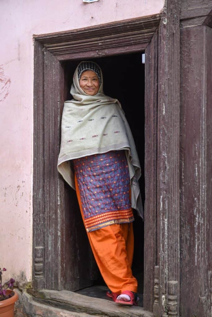 femme devant porte newari