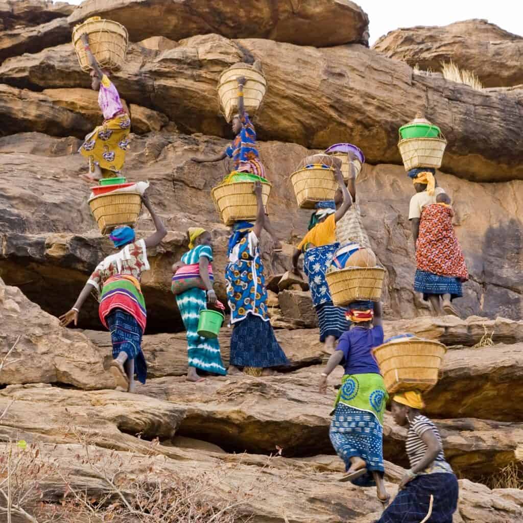 femmes Dogon avec des paniers sur la tête