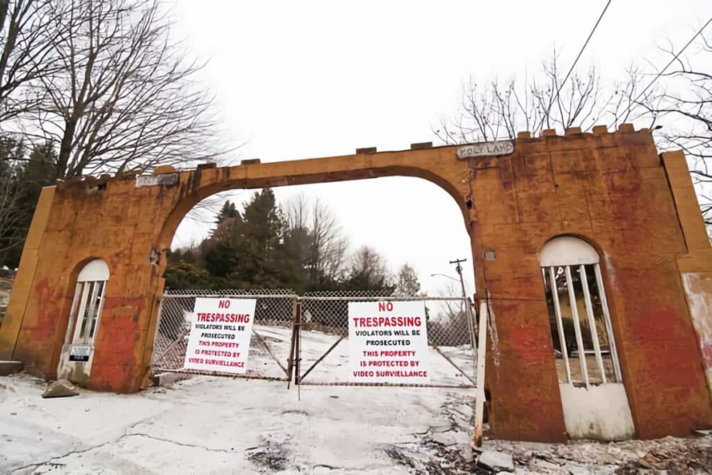 entrée d'un parc abandonné