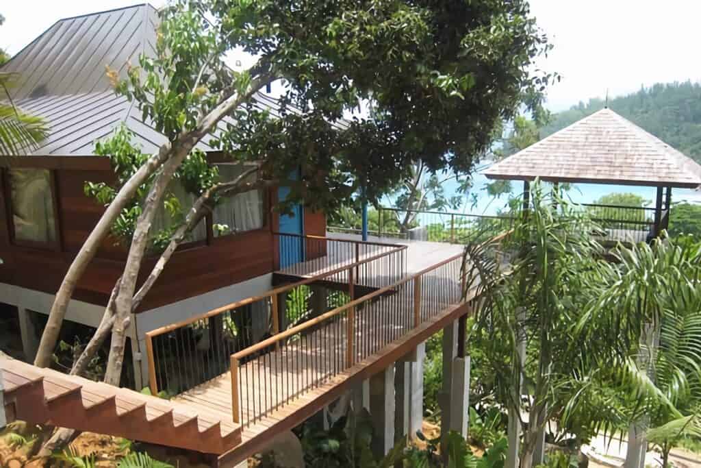 maison moderne aux Seychelles au bord de l'eau