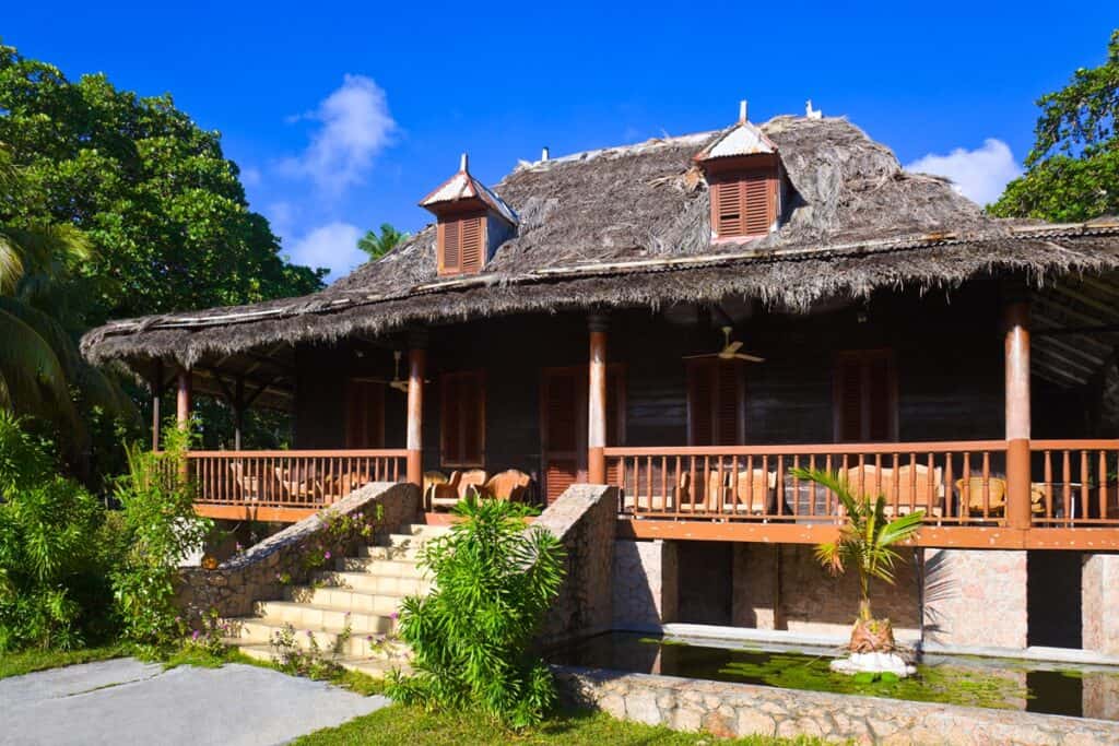 maison moderne au toit de chaume aux Seychelles